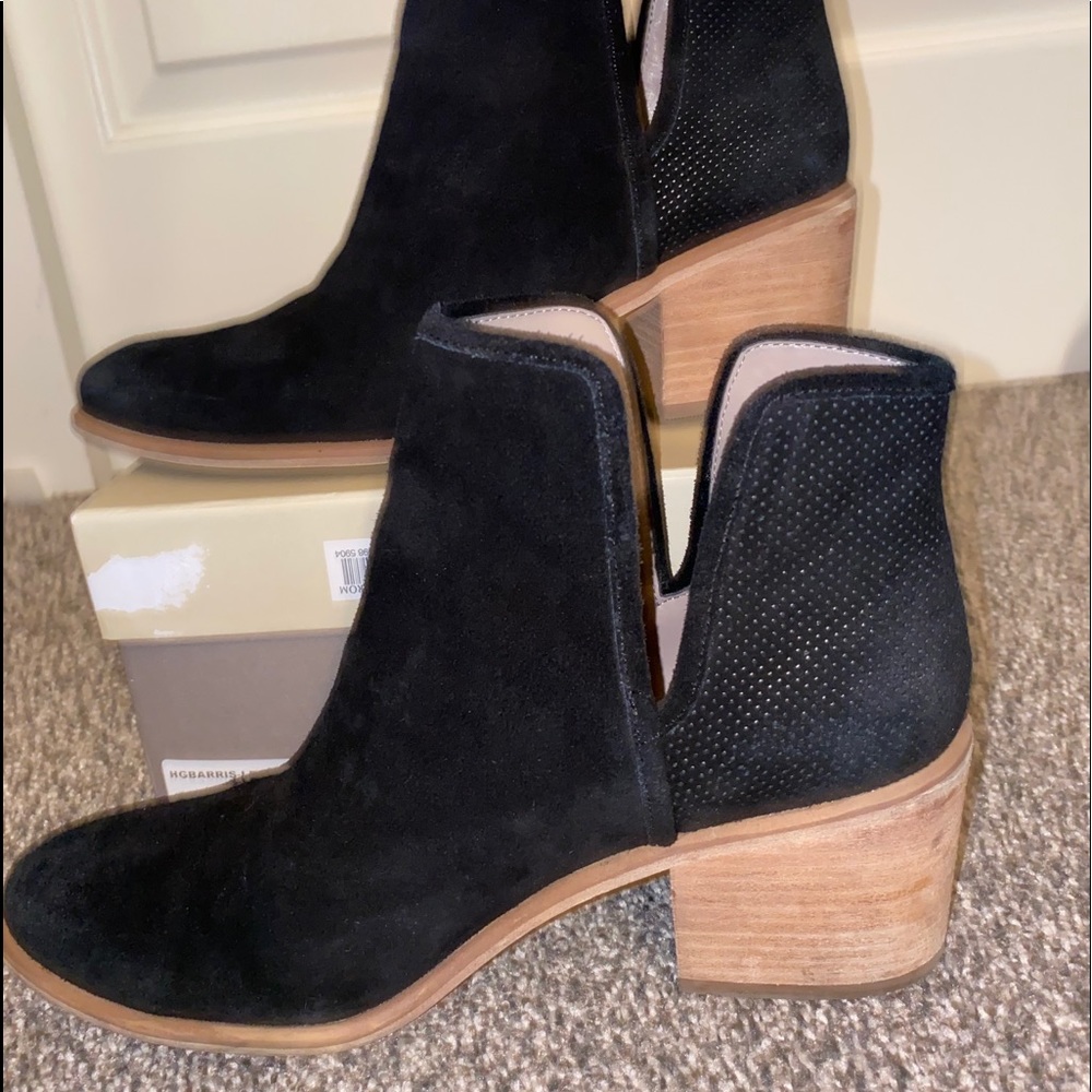 Hinge size 9m black suede booties